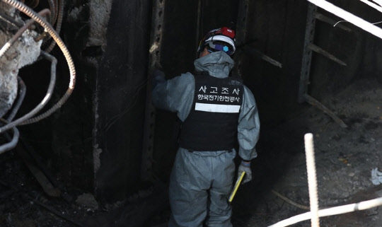 정부가 내년부터 4년간 노후 기반시설 안전 강화를 위해 32조원을 투입한다. 작년 11월 발생한 서울 서대문구 KT 아현지사 통신구 화재현장에서 국과수 관계자가 현장감식을 하고 있다.<연합뉴스>